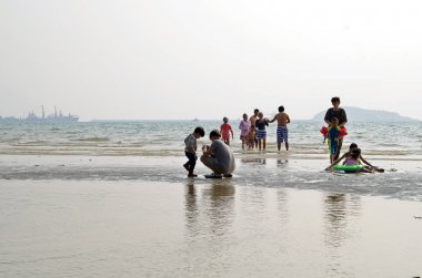 Kumsalda tatil sırasında seyahat etmek Tay insanlar gelir.