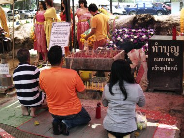Tay insanlar dua için Tay tapınak hayatta şanslı.