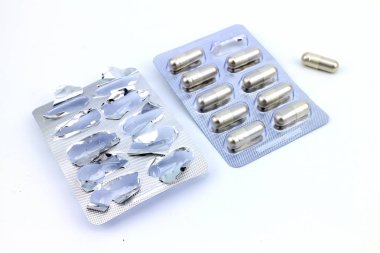 Beyaz arka plan üzerinde tıbbi kapsül