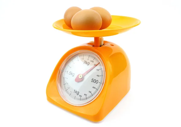 Ägg på vikt skala — Stockfoto