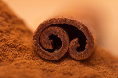 Tarçın ve tarçın toz 