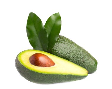 Yeşil taze olgun avokado izole bırakır