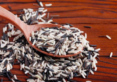 Bir tahta kaşık yabani pirinç