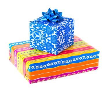 Noel hediye kutuları farklı renklerde izole,