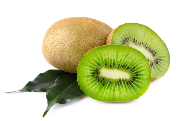 Reife Kiwi-Scheiben mit grünen Blättern isoliert — Stockfoto