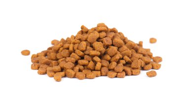 Beyaz arka plan üzerinde izole kuru evde beslenen hayvan yiyecek.