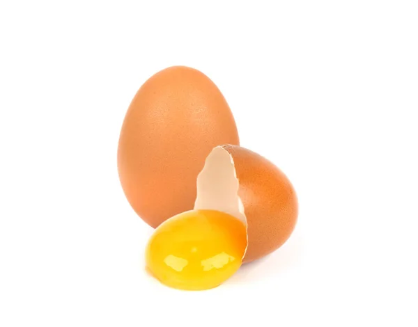 Разбитое куриное яйцо на белом фоне — стоковое фото
