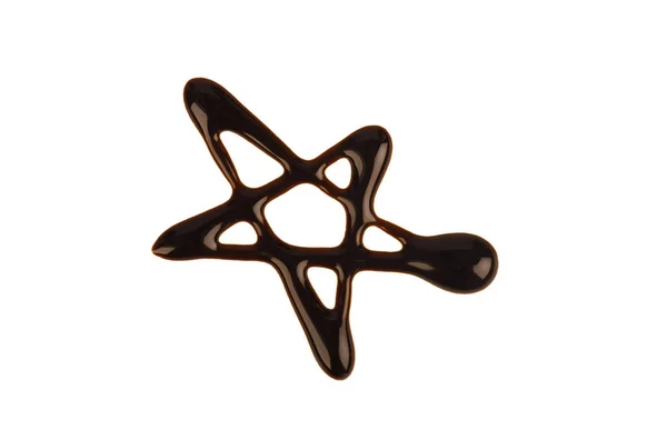 Gota de jarabe de chocolate aislado sobre fondo blanco. Estrella de la cobertura de chocolate . —  Fotos de Stock