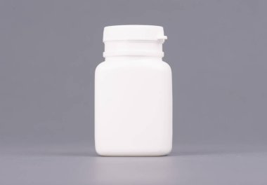 Boş büyük boy tıp beyaz plastik ambalaj şişe kozmetik, vitaminler, haplar veya kapsül. Gri arka plan üzerinde ambalaj