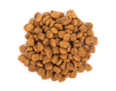 Beyaz arka plan üzerinde izole kuru evde beslenen hayvan yiyecek.