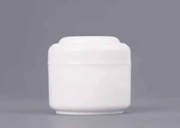 Weiße kosmetische Creme Behälter. Flaschenattrappe. Gel, Puder, Balsam, ohne Designetikett. Container für Schüttgutmischungen — Stockfoto