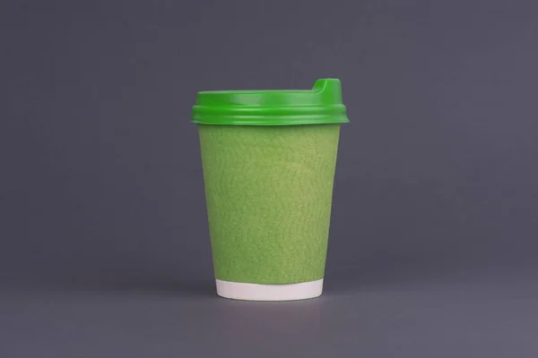 绿色咖啡纸杯。在灰色的背景。外卖杯咖啡模拟了 — 图库照片