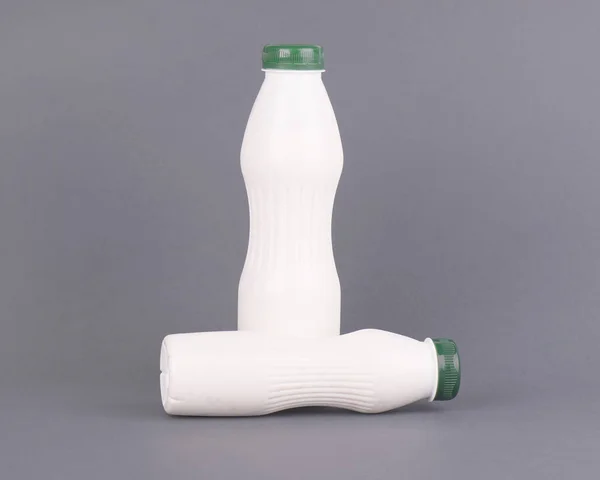 牛奶、 酸奶或开菲尔，灰色的背景上的白色塑料瓶。小样无标签的模板设计. — 图库照片