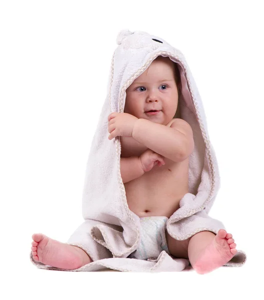 Bedårande glad pojke i Bad handduk. Baby pojke ler, sitter på golvet, studio skott, isolerade på vit bakgrund, härlig baby porträtt — Stockfoto
