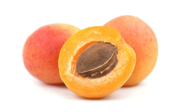 Ізольований абрикос. Свіжі нарізані абрикосові фрукти ізольовані на білому тлі — стокове фото
