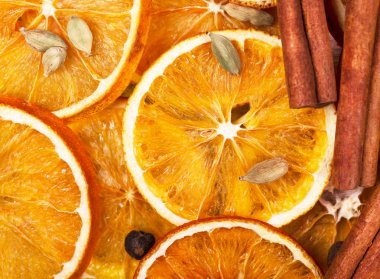 Portakal, tarçın, yenibahar ve kakule dilim kuru. Yakın çekim