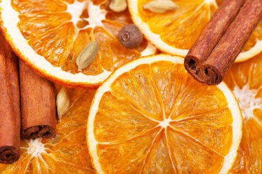 Portakal, tarçın, yenibahar ve kakule dilim kuru. Yakın çekim