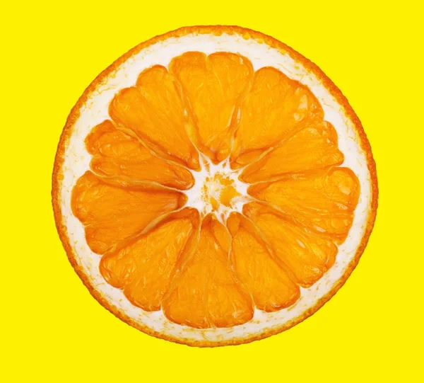 Suchý plátek pomeranče izolované na žlutém pozadí. Detail. — Stock fotografie
