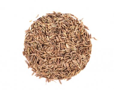 Kimyon tohumu veya beyaz arka plan üzerinde üstten görünüm izole kimyon.