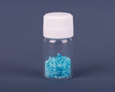 Mavi Kristal metamfetamin masada bir cam kavanoza. Mavi buz, banyo tuzu, uyuşturucu. Mavi meth.