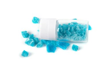 Beyaz arka planda mavi metamfetamin kristali var. Mavi buz, banyo tuzu, uyuşturucu. Mavi meth.