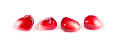 Taze beyaz arka plan üzerinde izole nar tohumları. Makro.