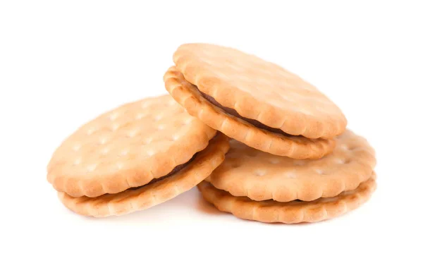 Biscoitos de sanduíche, cheios de chocolate. Cookies com recheio de creme isolado no fundo branco . — Fotografia de Stock