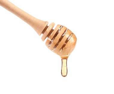 İzole tatlım. Damlayan bal beyaz arka plan üzerinde izole ahşap çubuk üzerinde.