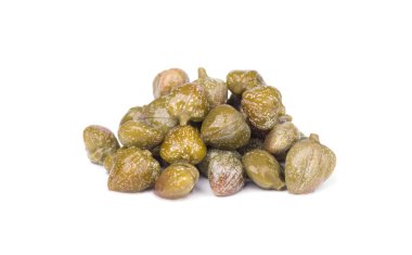 Beyaz arka plan üzerinde izole Kapari. Kapari turşusu. Konserve Kapari