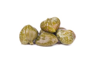 Marine Kapari beyaz arka plan üzerinde izole. Konserve Kapari. Makro