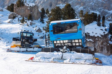 Ratrac makine dağlarda Kayak yamacı hazırlıkları için. Kar damat için Kayak yamaçlarında kış tatil preaparation.