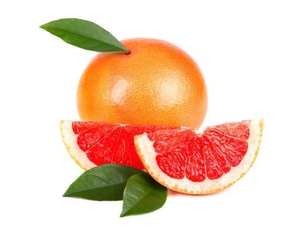 Rosa Grapefruit und Scheiben isoliert auf weißem Hintergrund mit Schneideweg. vereinzelte Grapefruits. frische Grapefruit mit grünen Blättern isoliert. — Stockfoto