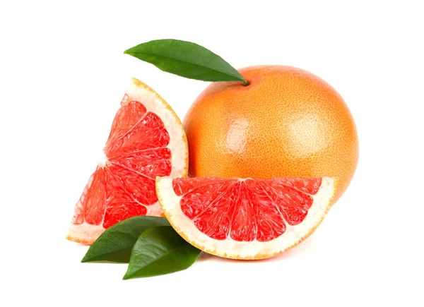 Roze pompelmoes en segmenten geïsoleerd op een witte achtergrond met uitknippad. Geïsoleerde grapefruits. Verse grapefruit met groene bladeren geïsoleerd. — Stockfoto