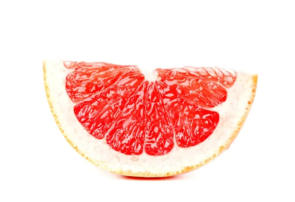 Grapefrukt bit isolerade på vit bakgrund. Färsk frukt. Med urklippsbana. — Stockfoto