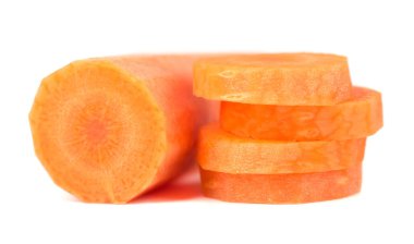 Beyaz bir arka plan üzerinde izole taze çiğ havuç. Taze sebze. Dilimlenmiş havuç izole.