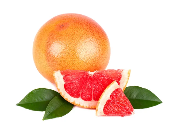 Růžový grapefruit a plátky izolovaných na bílém pozadí s ořezovou cestou. Izolované grapefruitů. Čerstvé grapefruity se zelenými listy izolované. — Stock fotografie