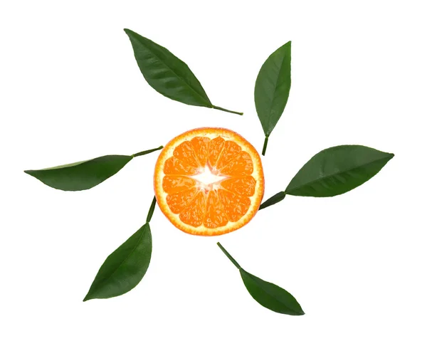 Sladkou mandarinku se zelenými listy izolované na bílém pozadí. Řezy z mandarinky, izolovaná, s ořezovou cestou. Zralé mandarinky s listy. Pohled shora — Stock fotografie