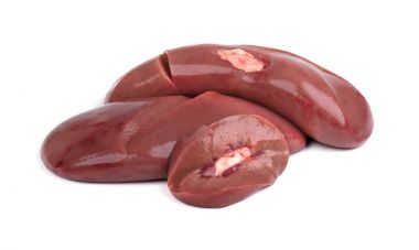 Domuz eti böbrek çiğ beyaz arka plan üzerinde izole. Portre. İzole domuz böbrek.