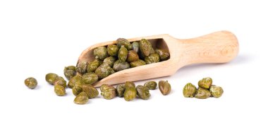 Kapari tahta kaşık beyaz arka plan üzerinde izole içinde. Kapari turşusu. Konserve Kapari