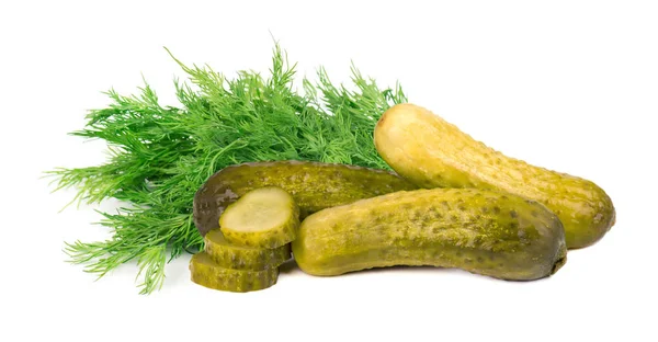 Ingelegde komkommer met dille geïsoleerd op een witte achtergrond. Gemarineerde ingemaakte komkommer geïsoleerd. Closeup — Stockfoto