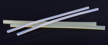 Beyaz sıcak tutkal için el yapımı, siyah arka plan üzerine izole yapışır. DIY.