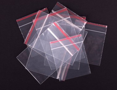 Plastik şeffaf fermuar çanta siyah arka plan üzerinde. Blok ZIP kilit ambalaj. Boş polietilenler zip kilit mühürlü şal. NET paketi