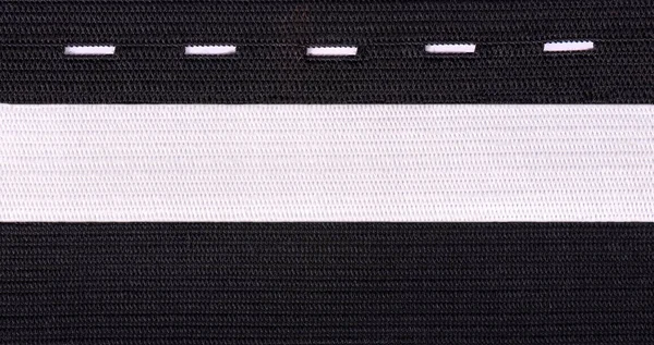 Fekete-fehér varrás gumiszalaggal elszigetelt fehér background. A különböző gumiszalag, ruhák és bútorok. — Stock Fotó