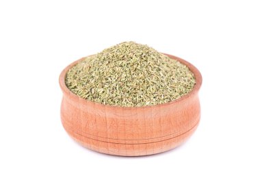 Baharat beyaz arka plan üzerinde izole için ahşap kase kuru biberiye. Ezilmiş biberiye. Portre