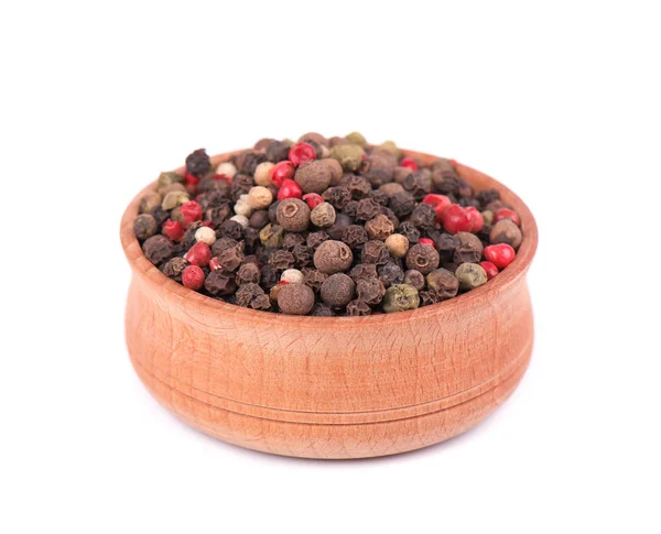 Peppar mix. Svarta, röda och vita pepparkorn isolerad på vit bakgrund. Peppercorn mix i träskål isolerad på vit. — Stockfoto