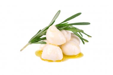 Rosemary ile beyaz arka plan üzerinde izole mozzarella. İtalyan Gıda katkı maddeleri