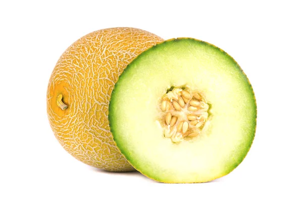 Färska skivade cantaloupemelon isolerad på vit bakgrund. Saftig och söt melon isolerade. — Stockfoto