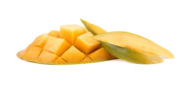Mango meyve dilimleri, küpler ve dilimleri, beyaz bir arka plan üzerinde izole. Dosyada, kırpma yolları.
