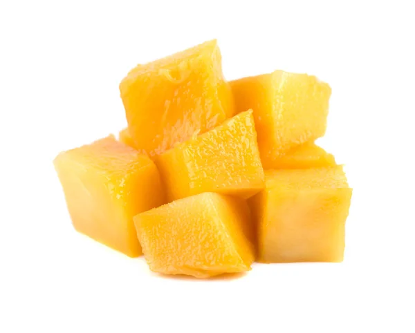 Mango kubus geïsoleerd witte achtergrond. Sappig en zoet mango vrucht geïsoleerd — Stockfoto