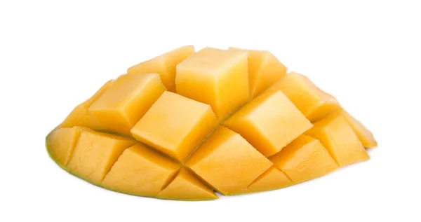 Cubo de mango aislado fondo blanco. Fruta de mango jugosa y dulce aislada —  Fotos de Stock